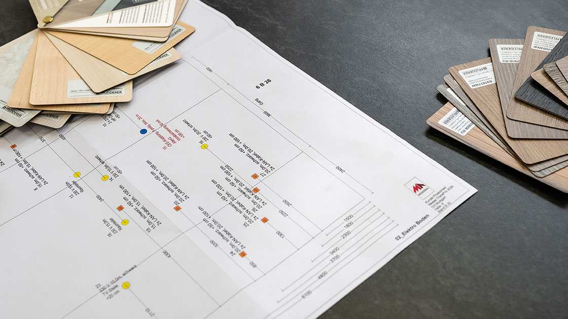 MA Messebau Referenzbild für Markenverständnis Detailaufnahme Plan und Farb sowie Materialkarten