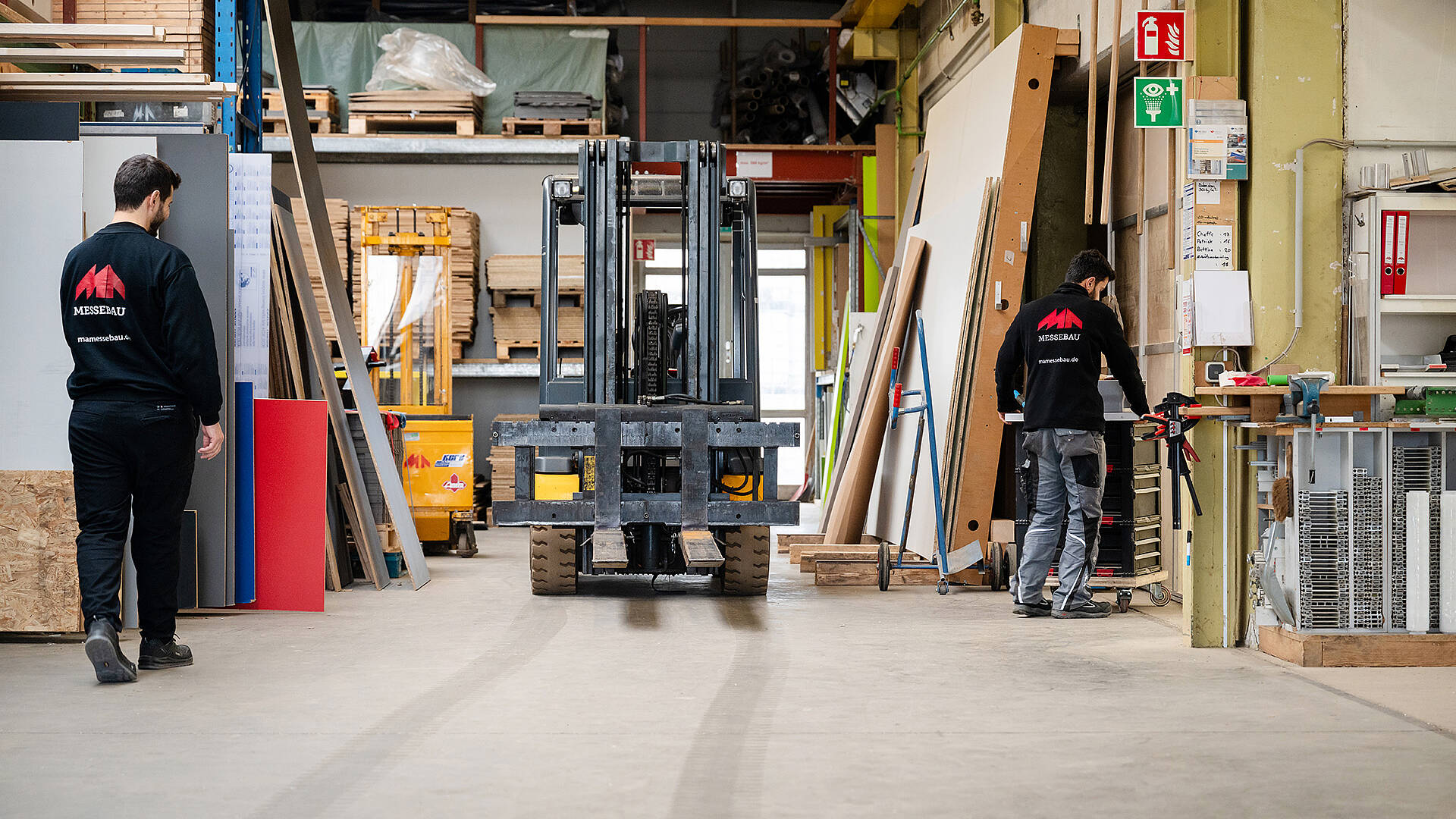 MA Messebau Header Lagerservice Einblick Lagerhalle mit Gabelstapler und Mitarbeiter