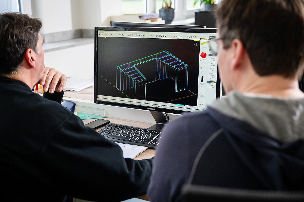 MA Messebau Planung Messestand am PC