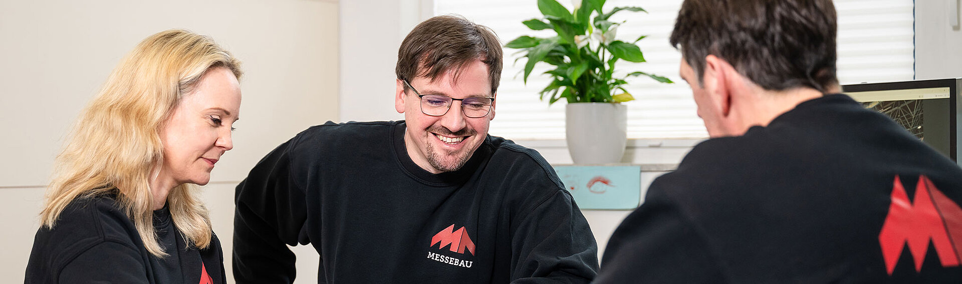 MA Messebau Ausschnitt Planungsgespräch